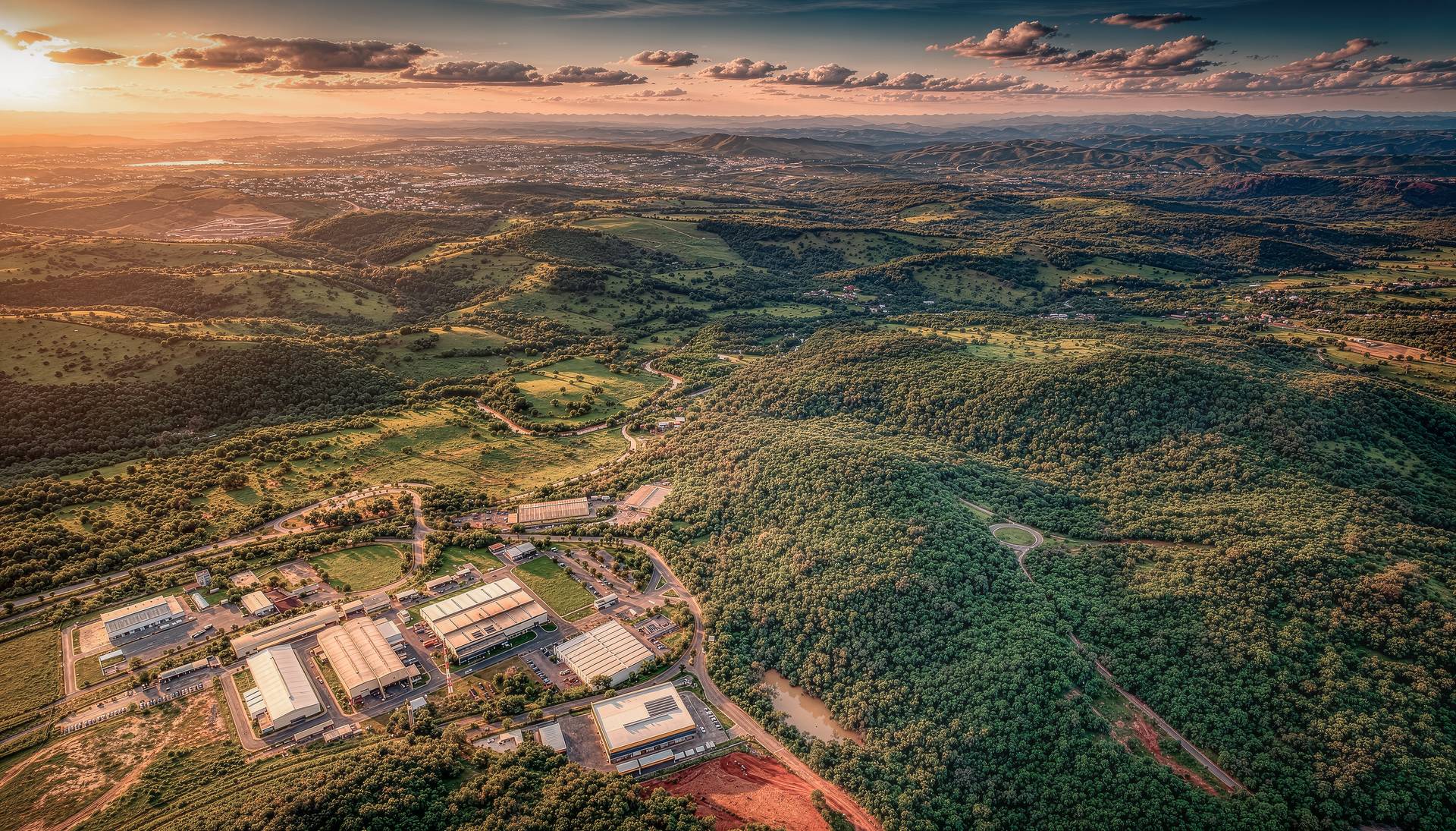 Vista aérea do Vetor Norte da Grande BH ao pôr do sol